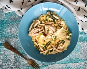 Ravioli ao molho de queijos e shimeji