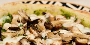 Pizza de shimeji e pesto