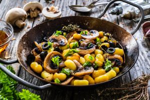 Essa combinação de nhoque macio, cogumelos caramelizados e azeitonas traz um equilíbrio perfeito entre textura e sabor, ideal para refeições rápidas e sofisticadas.