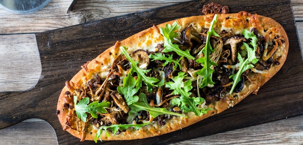 Flatbread com Cogumelos Shimeji e Rúcula